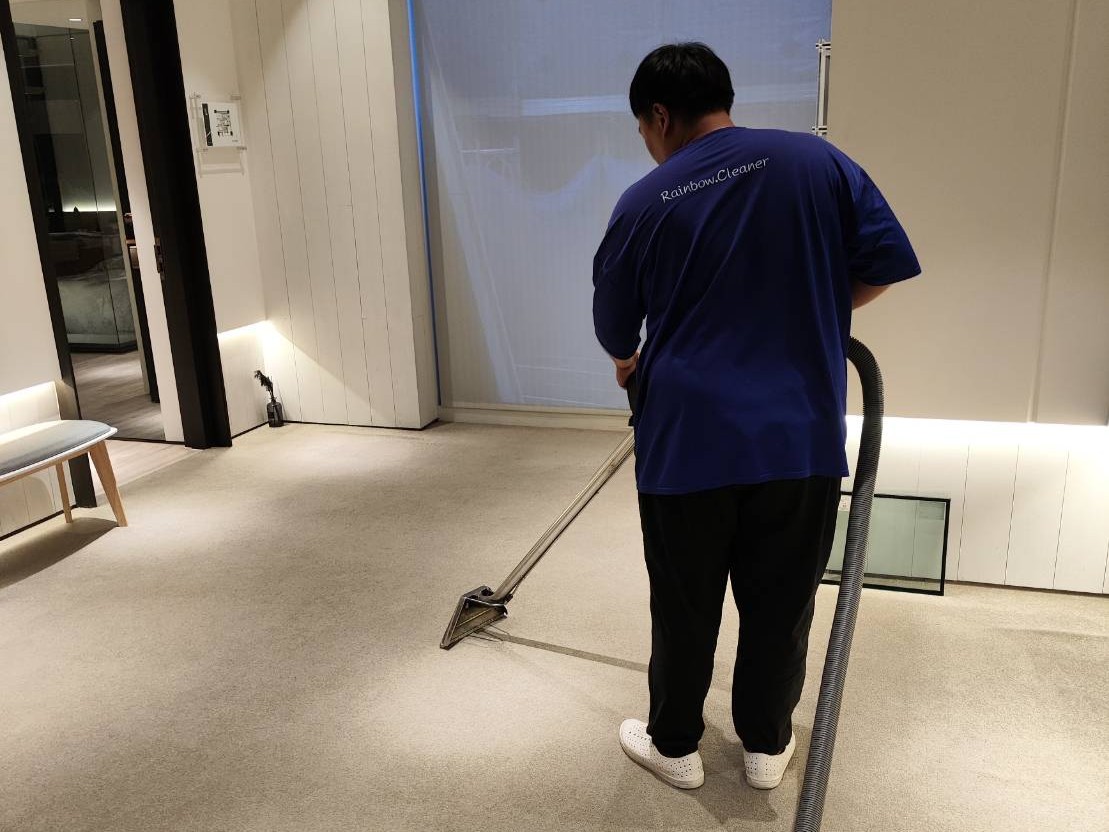 辦公室灰色走廊地毯清洗前後對比
